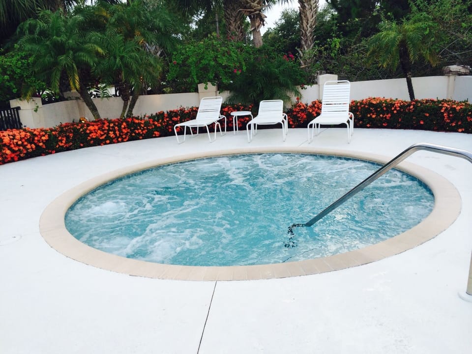 Community hot tub a 5 minute walk 