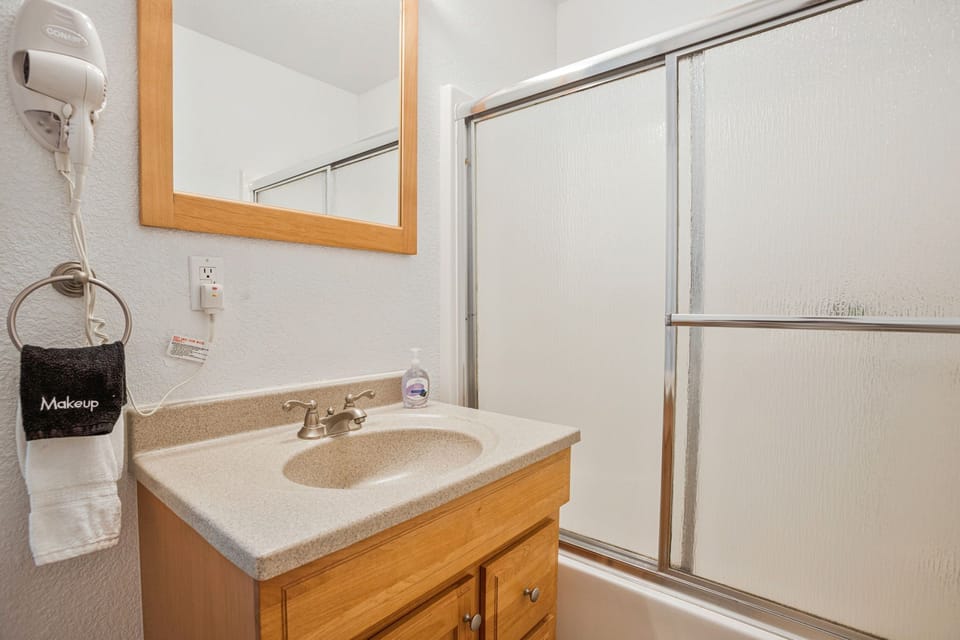 Bathroom 3 off hall near BR5.