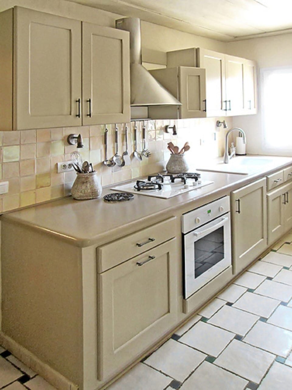 KITCHEN – Electric Oven, Gas Cooktop, Dishwasher, Refrigerator, & Breakfast Nook