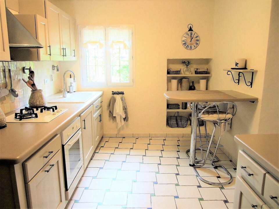 KITCHEN – Fully equipped with quality items & breakfast nook