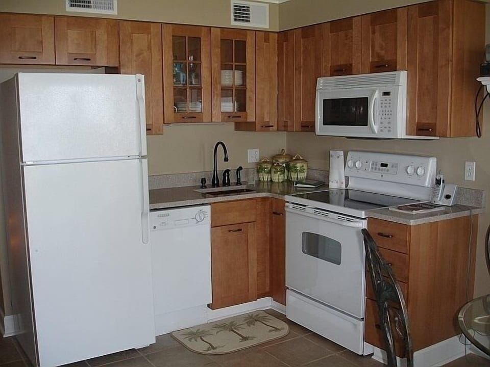 Fully equipped kitchen.Dishwasher,full-size stove,ice-maker & dining table four.