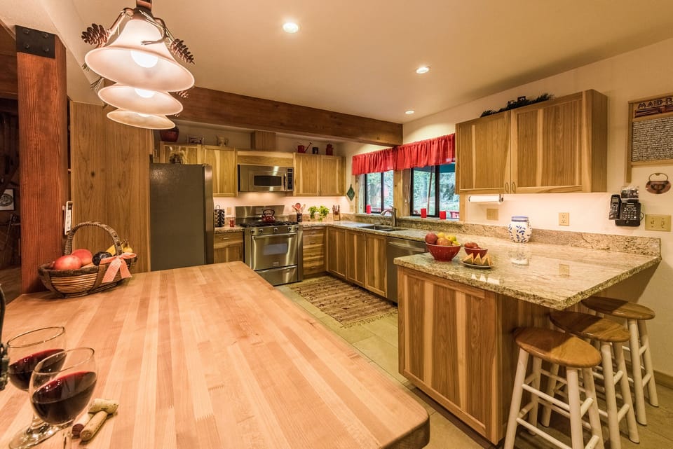 Well appointed chef's kitchen, micro, icemaker, gas range, dishwasher, blender..