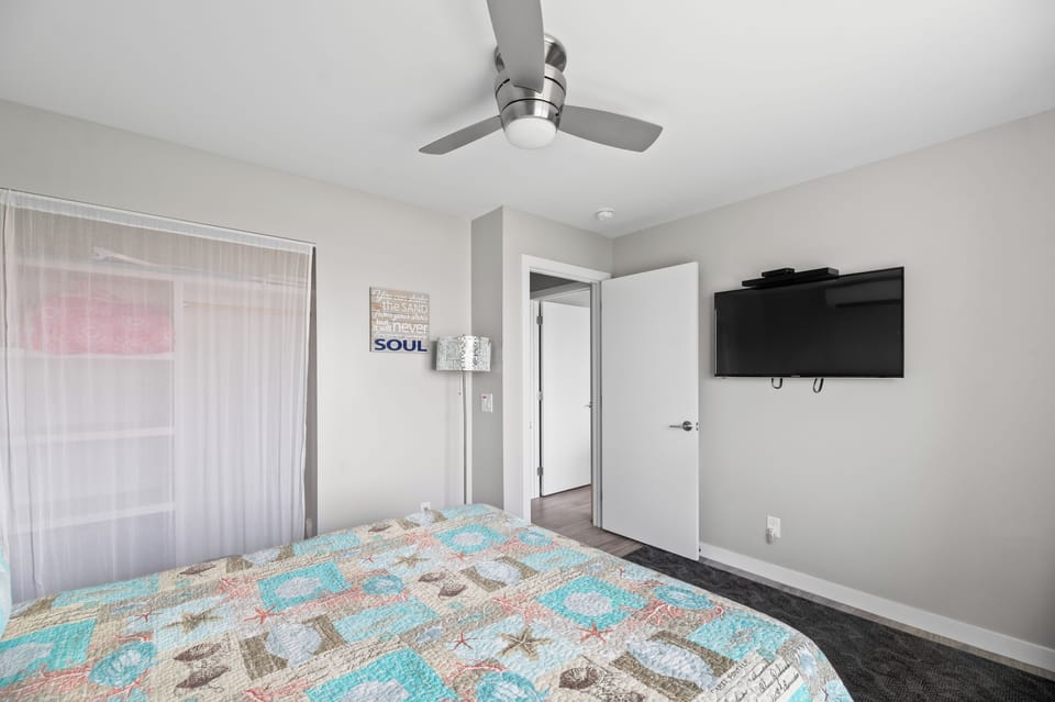 Bedroom #4 Queen ocean facing