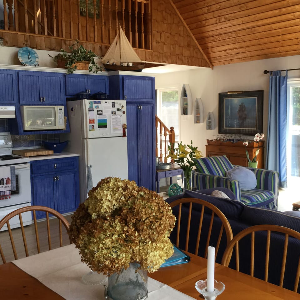 Dining table has 2 leaves and 10 chairs 