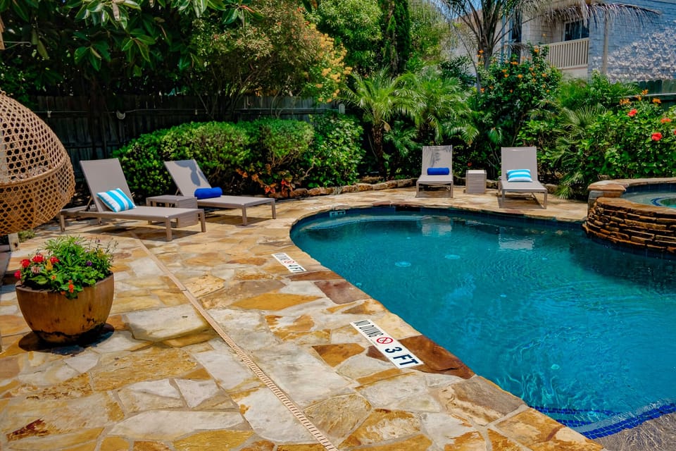 LOUNGE BY THE POOL