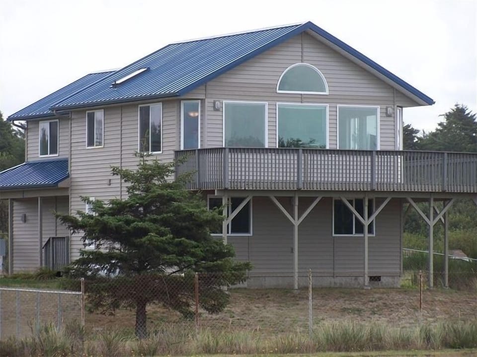 Blue Sea Home offers a large deck and expanded of the wonderful Pacific Ocean and Beach