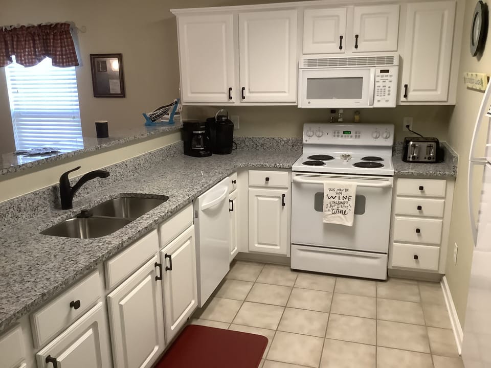Full Kitchen, new granite counters