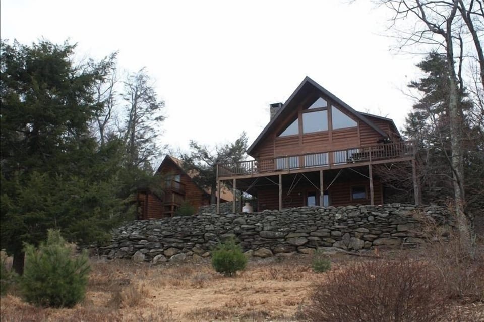 Cabin & garage. 
Garage bedroom and bathroom sleeps 5 people avail. May - Oct.
