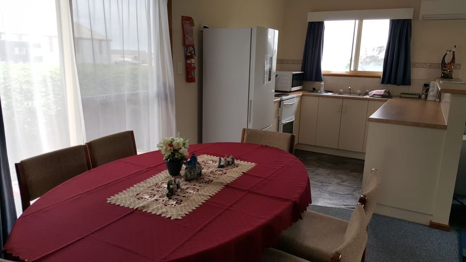 Clarice's Cottage dining and kitchen area