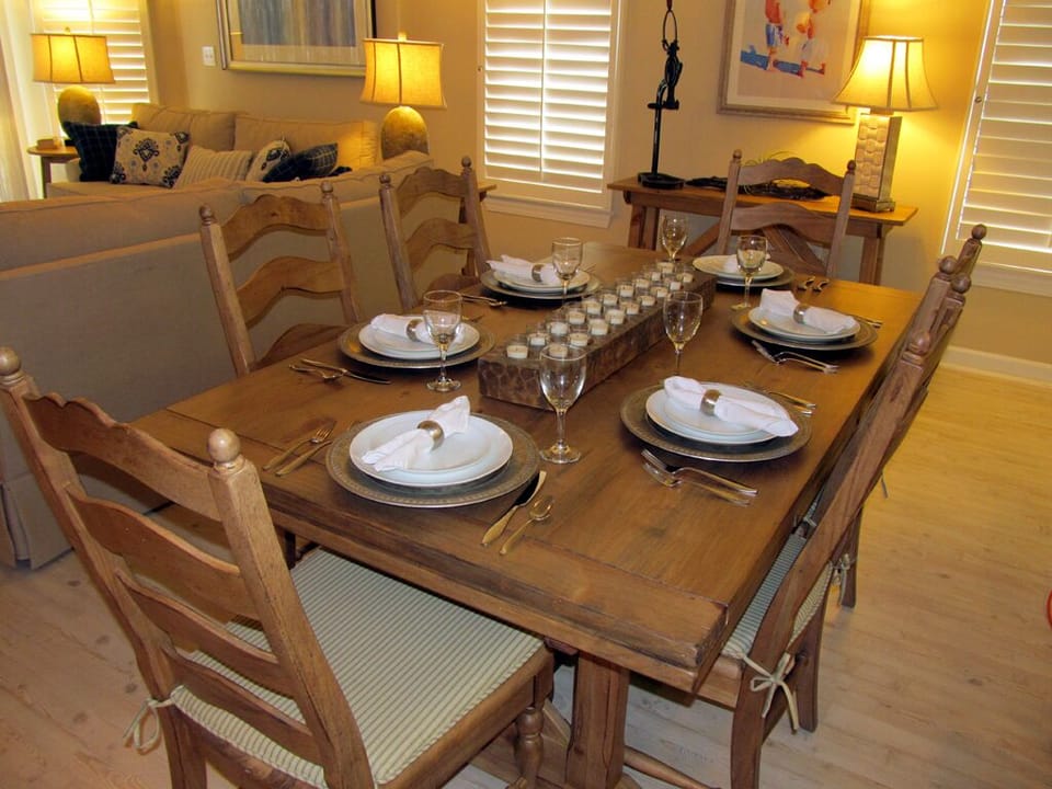 Dining area. Can be expanded to seat 8.
