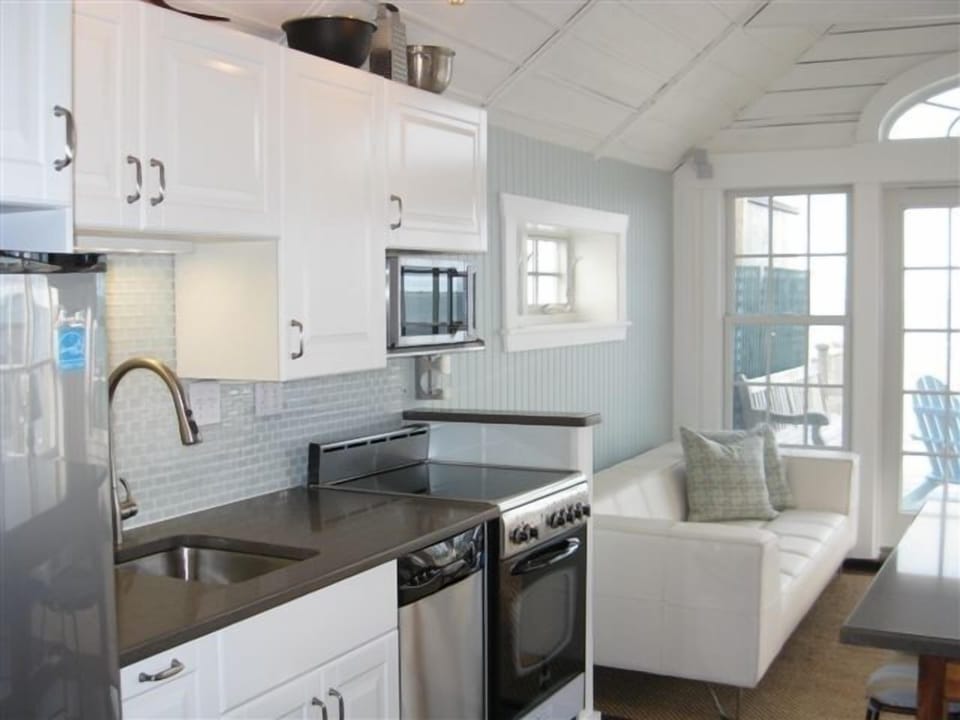 Well equipped sparkling kitchen