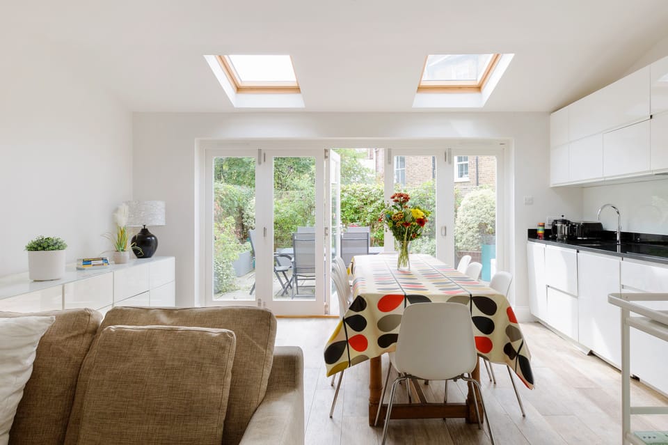 Open plan kitchen/dining space with 
doors to the private patio garden.
