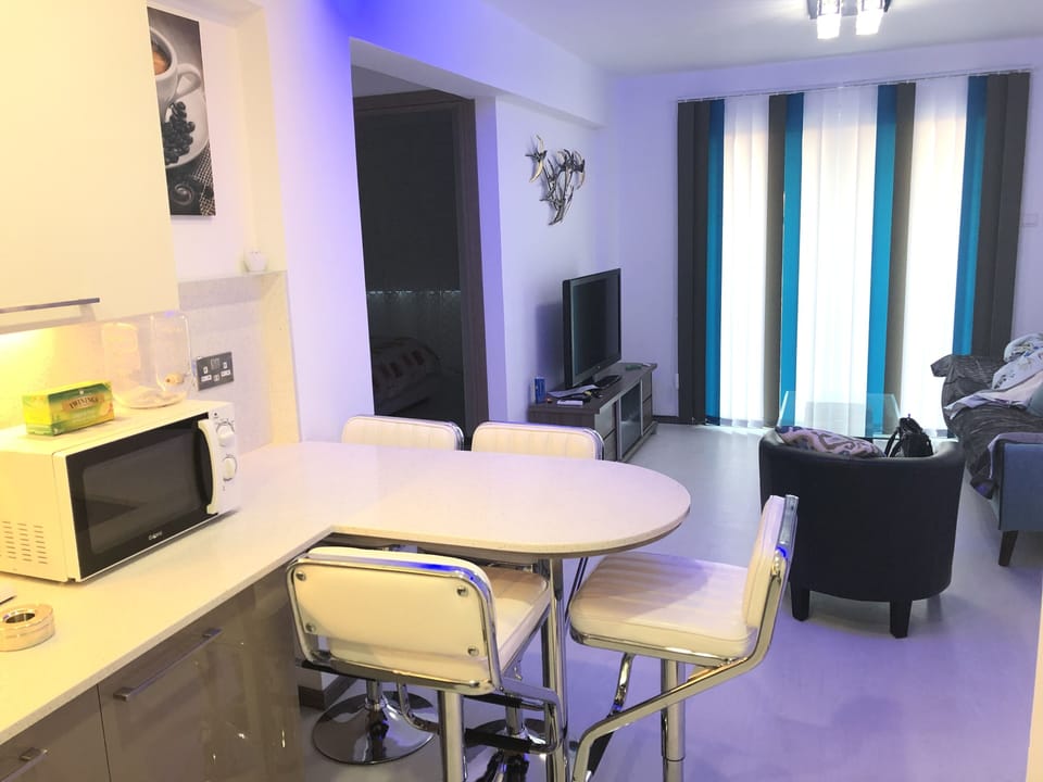 Kitchen bar with stools 