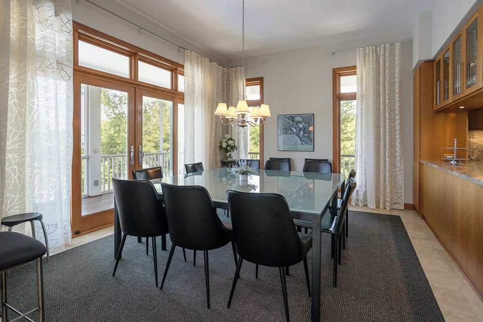 Open dining room, seats 10-12