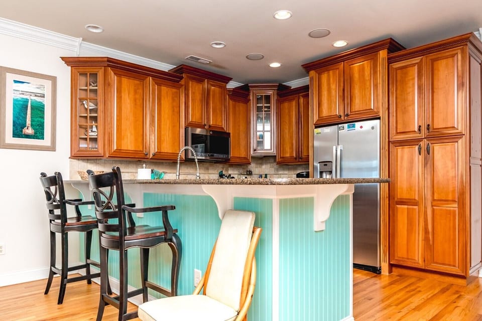 Kitchen with Eat-In Seating
