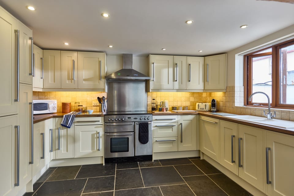 Well equipped kitchen with Rangemaster, Neff dishwasher & washing machine/drier