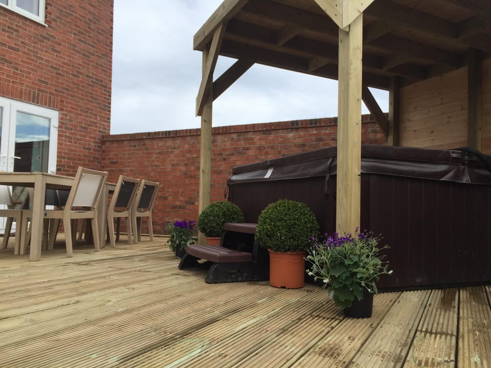 Lovely walled garden with  deck & Hot tub perfect for outdoor eating and relaxing.