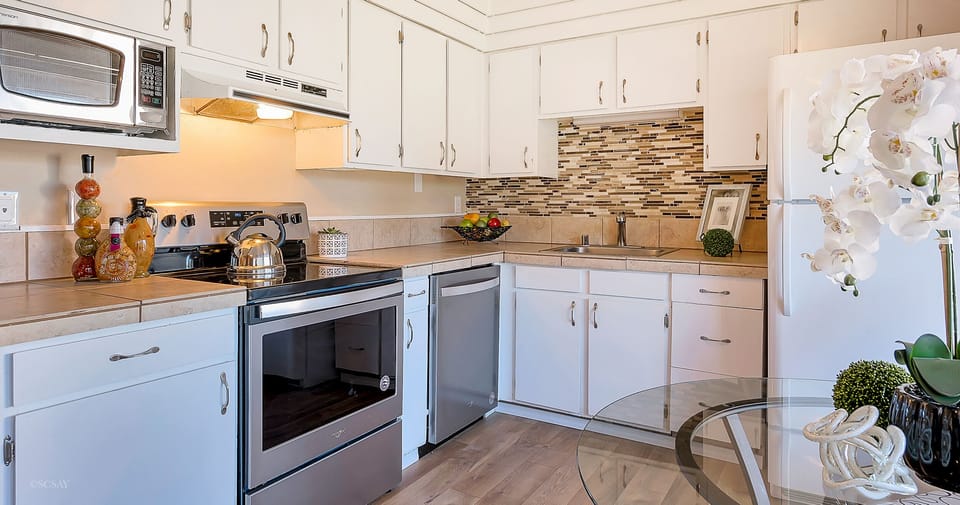 Fully equipped kitchen that even has a professional blender. 