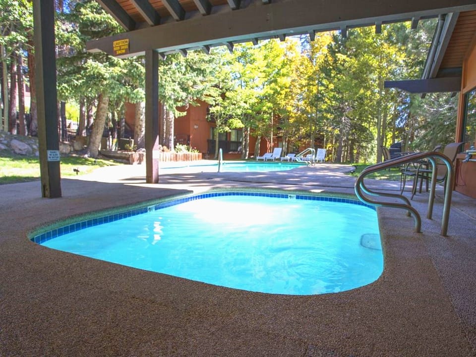 Best Jacuzzi / Hot Tub in Mammoth !!  Located steps from the condo