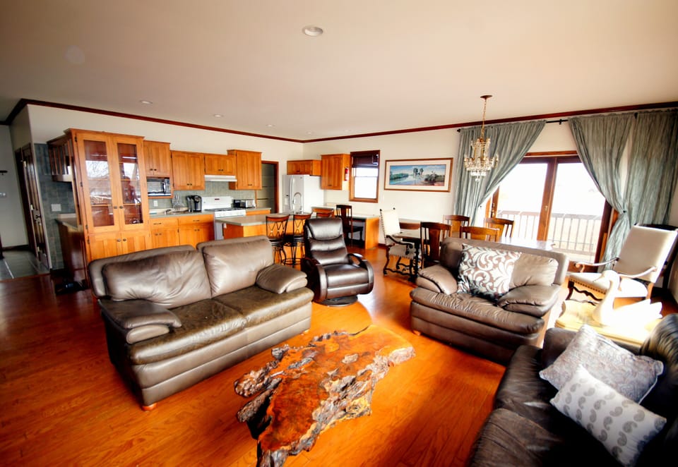 Kitchen & Great Room has unobstructed river view