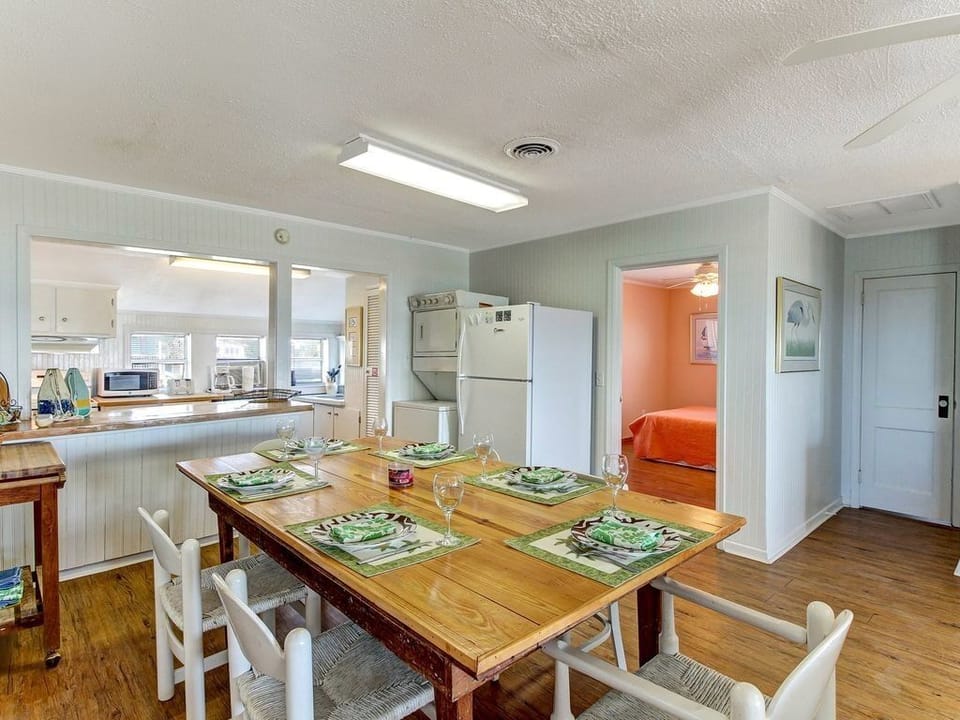 Large dining table - perfect for the whole gang!