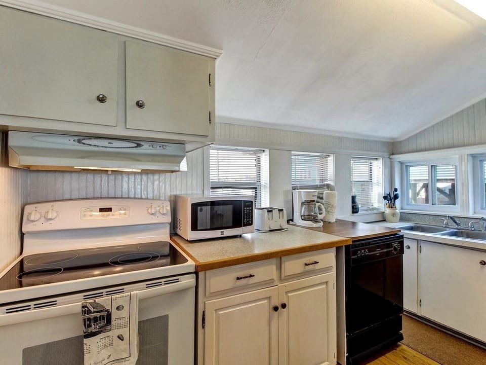 Cute kitchen - clean and bright - small and functional