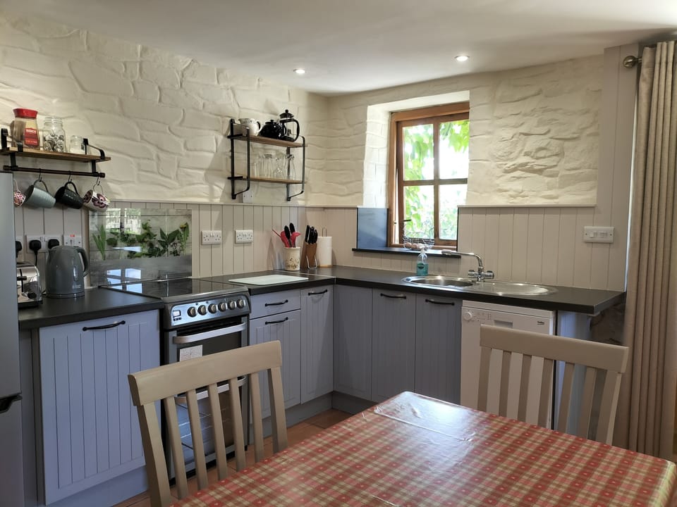 The fully equipped kitchen with dishwasher, hob/oven, fridge/freezer, microwave.