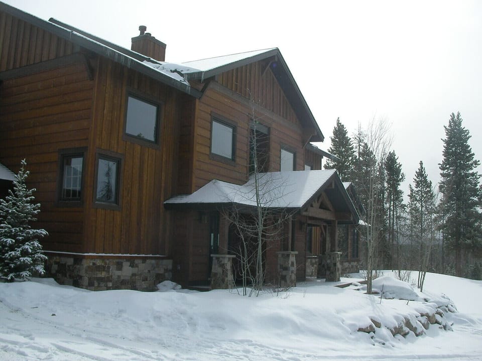 The front of Oso's Overlook in winter