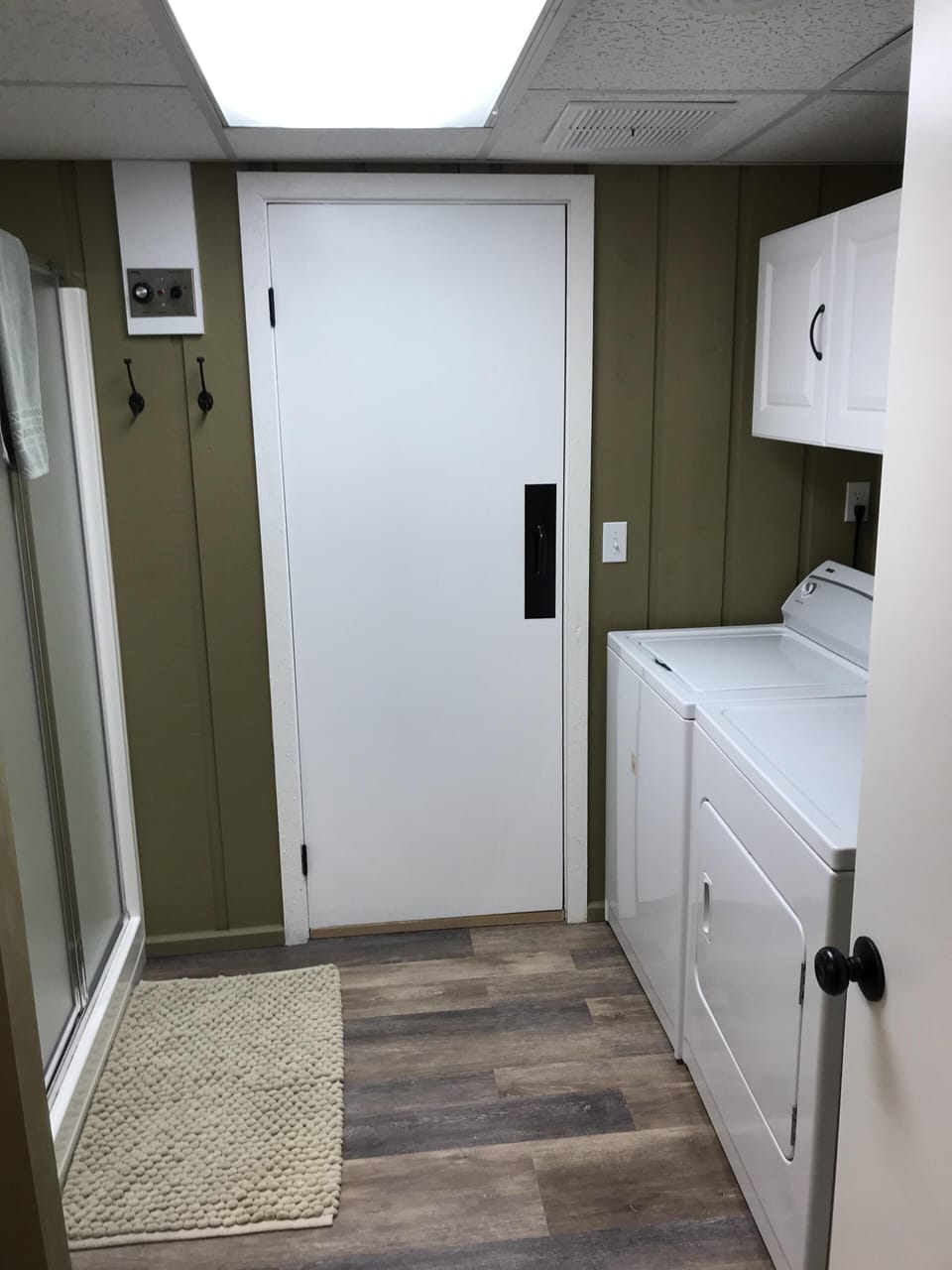 The lower bath is a full bathroom with sauna and laundry!

