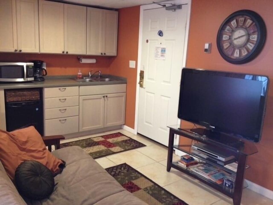 Comfortable seating with large screen HDTV/DVR/DVD & free WIFI