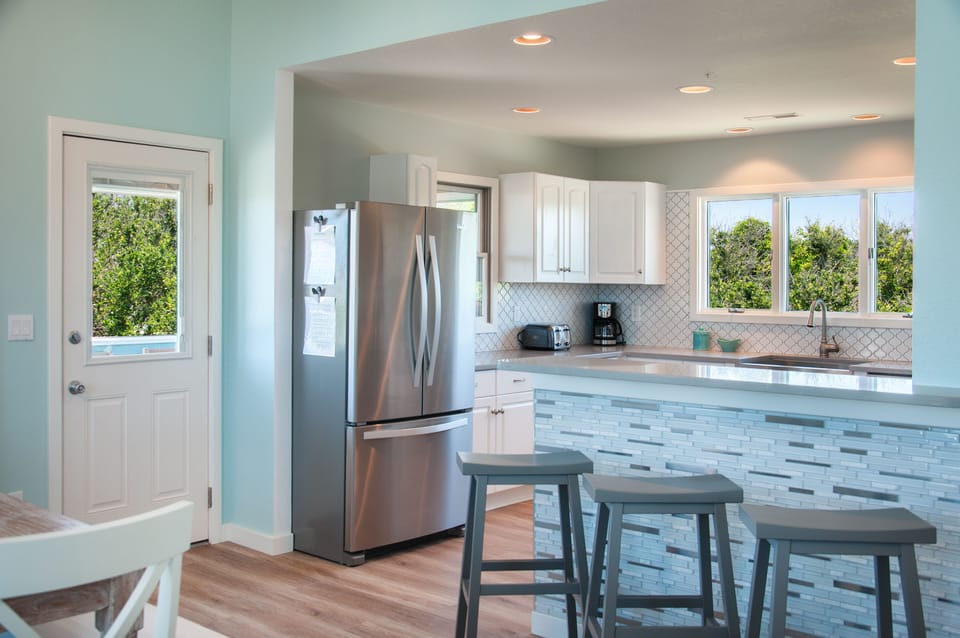 Kitchen with eat-in bar
