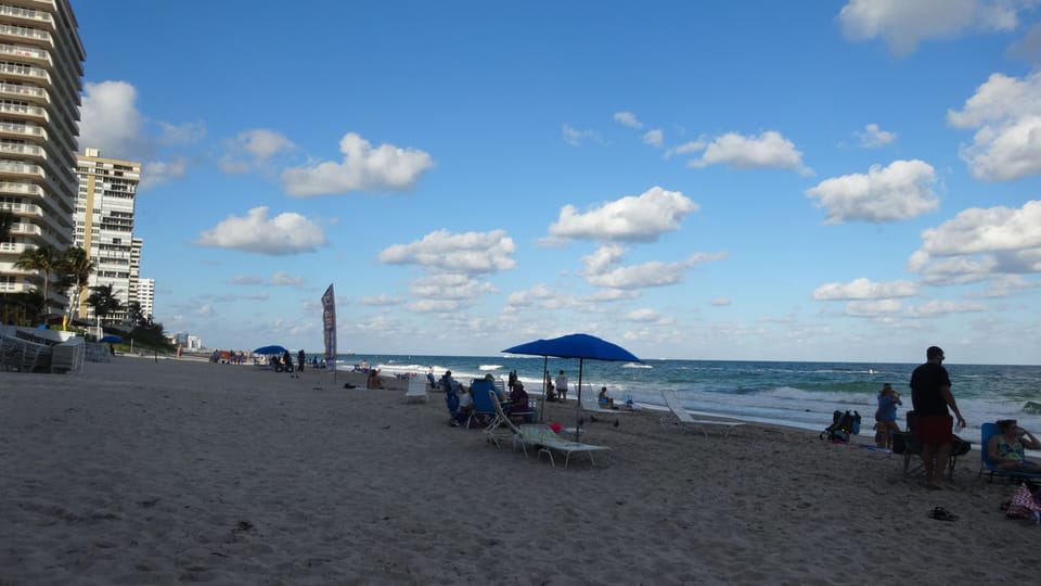 Beach where you can rent the white lounge chairs and umbrella’s 