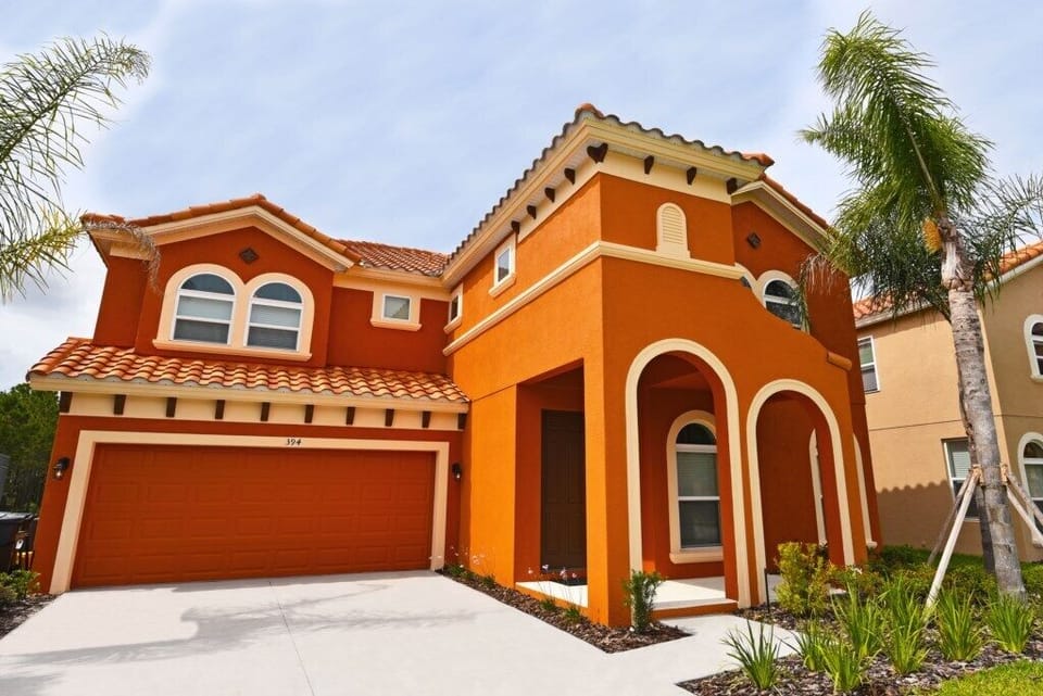 Beautiful 6 bed 5.5 bath villa located in Watersong