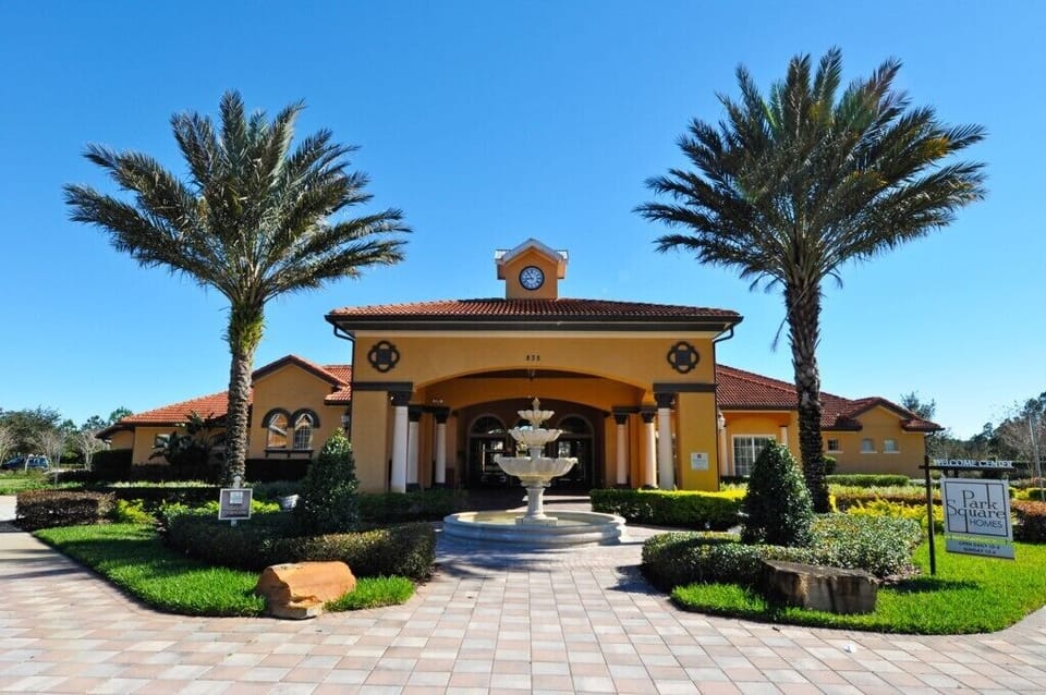 Beautiful 6 bed 5 bath villa located in Watersong