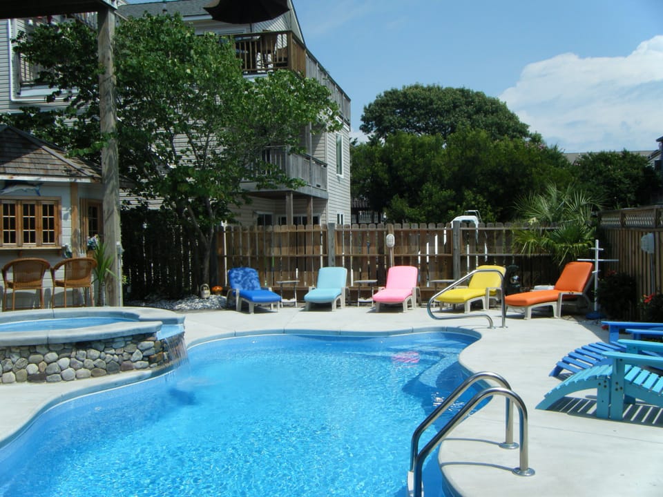 Pool, spill-over spa, and cabana bar in summer
