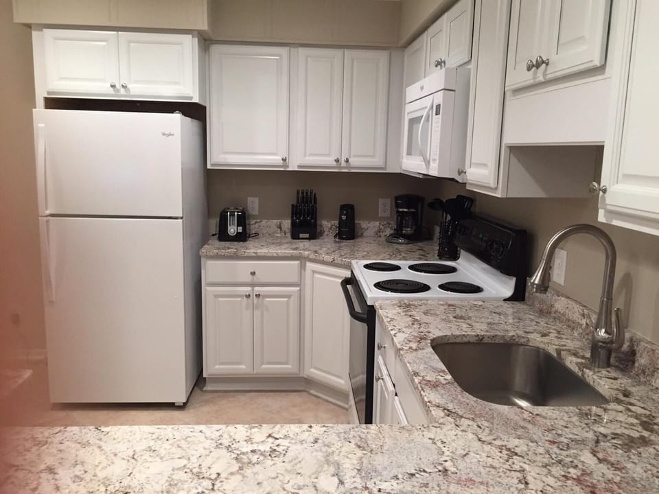  Granite. Icemaker, coffee grinder, recessed lighting.
roll-outs, Lazy Susan