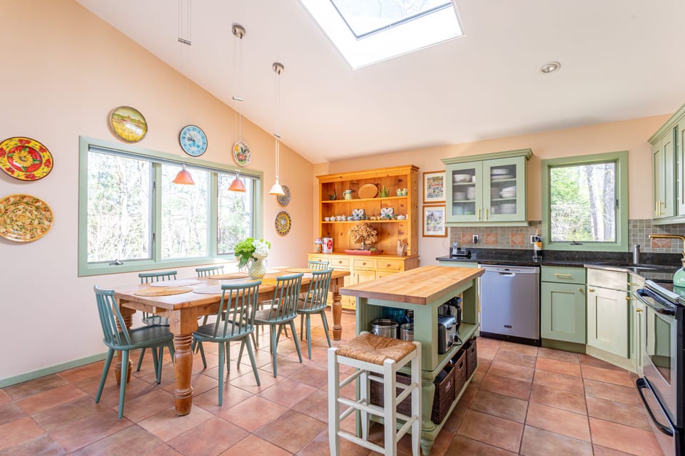 Kitchen with seating for 8 to 10 people