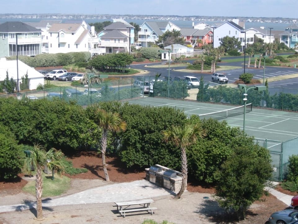 Tennis courts, bbq grills