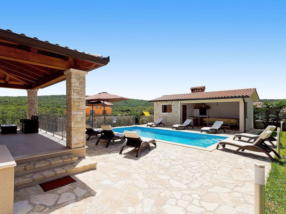 Property, Building, House, Swimming Pool, Estate, Home, Real Estate, Patio, Architecture, Room