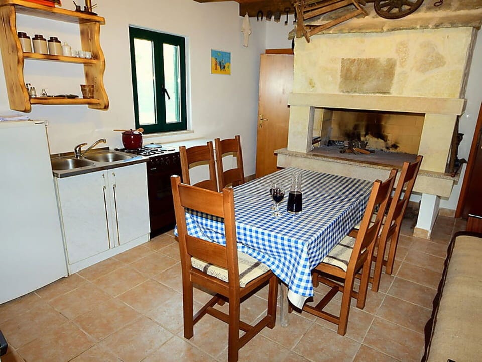 Room, Property, Furniture, Building, Interior Design, Dining Room, Table, Floor, House, Real Estate