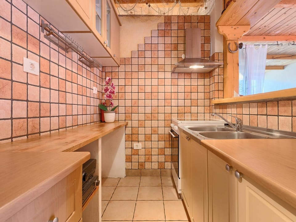 Kitchen Sink, Property, Cabinetry, Tap, Countertop, Sink, Wood, Building, Interior Design, Flooring