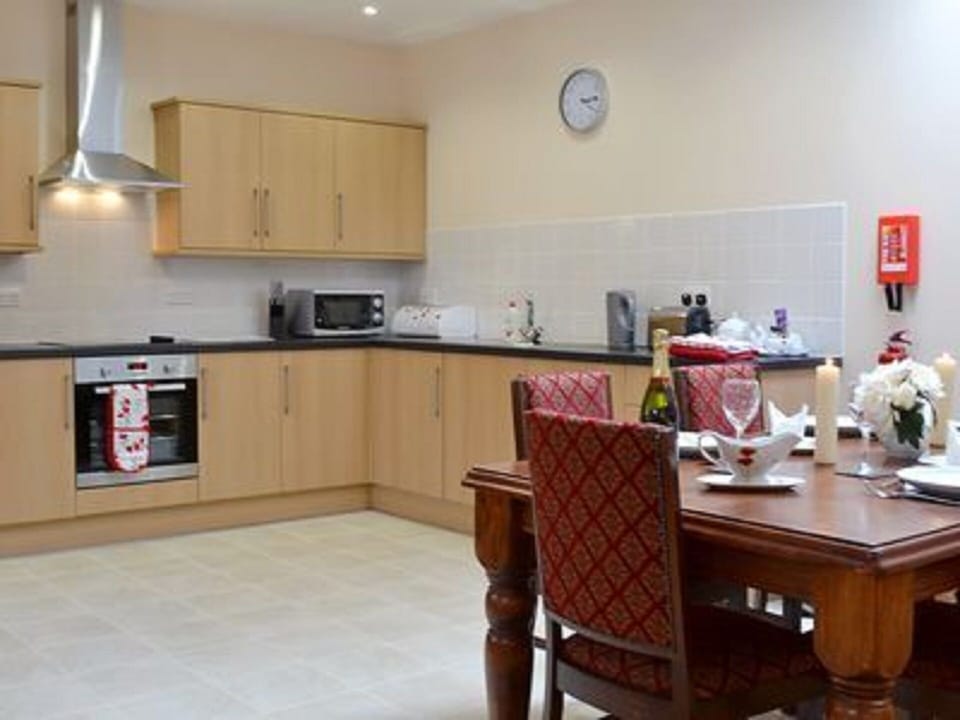 Fully fitted kitchen dishwasher, washing machine, fridge/freezer