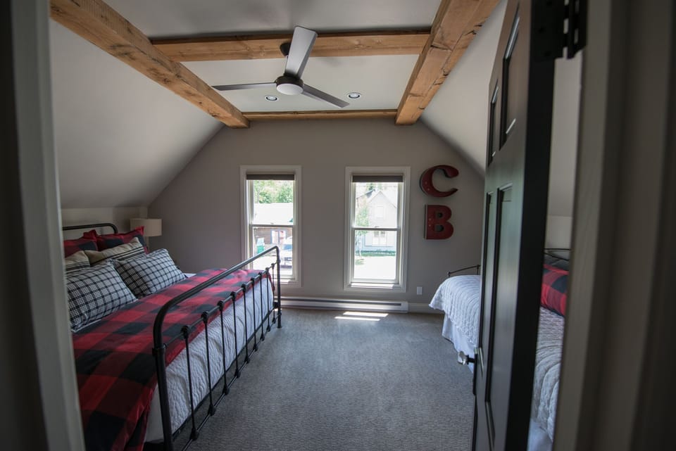 Gunny bedroom with king bed and daybed/trundle.