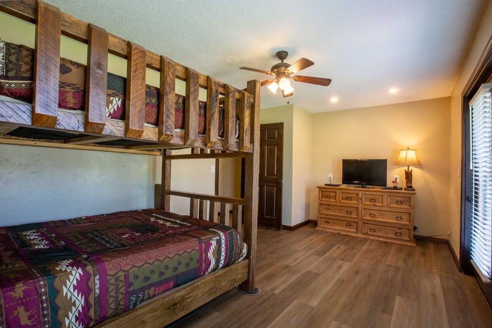Downstairs Bunk room with full over queen bed.