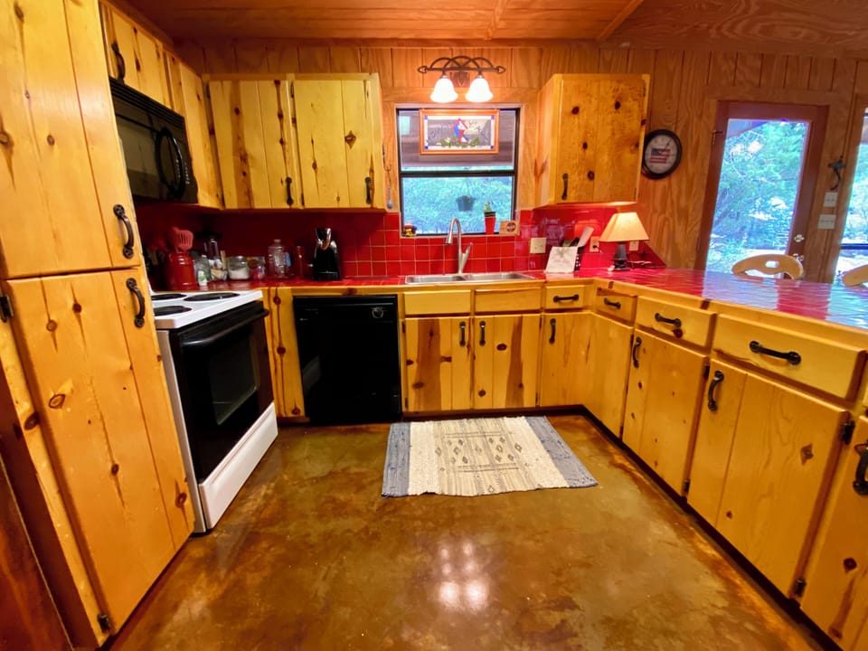 Old Oak - Large spacious kitchen fully stocked with everything you need for large family meals.