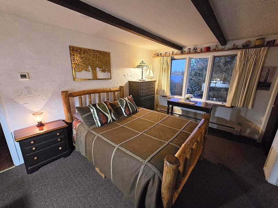 Bedroom 2 - Queen Bed - TV - River View