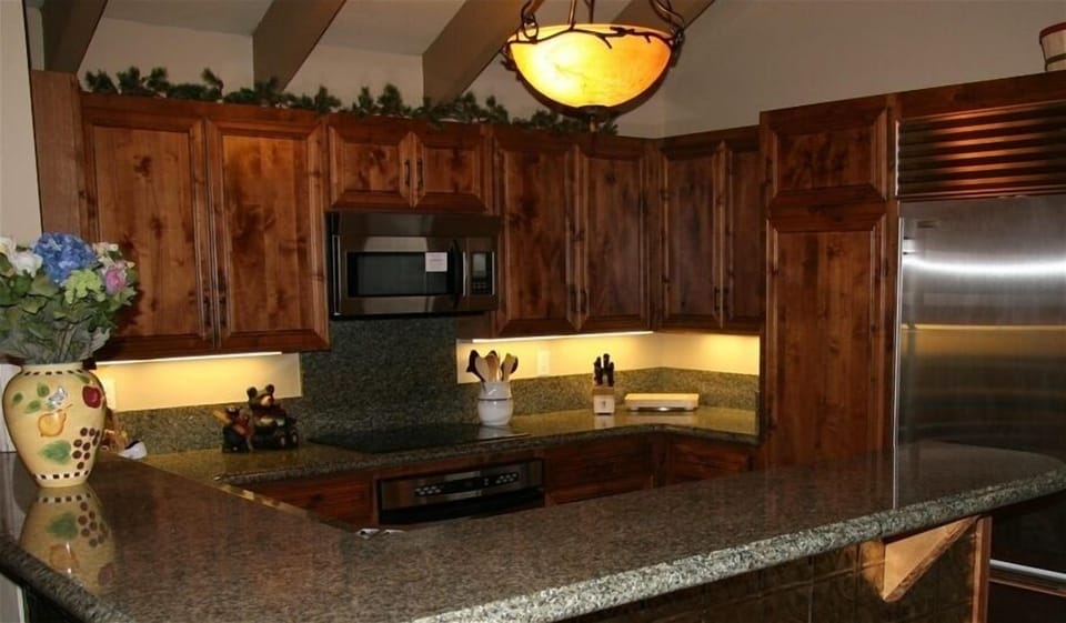 Gourmet Kitchen. New Stainless Steel Appliances~Large Sub-Zero