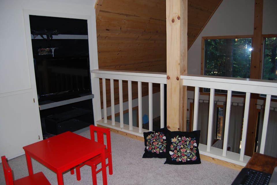TV/ play loft
