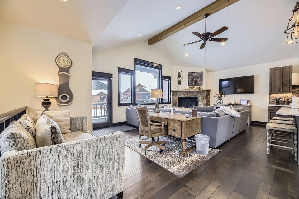 Oversized living room facing the mountain