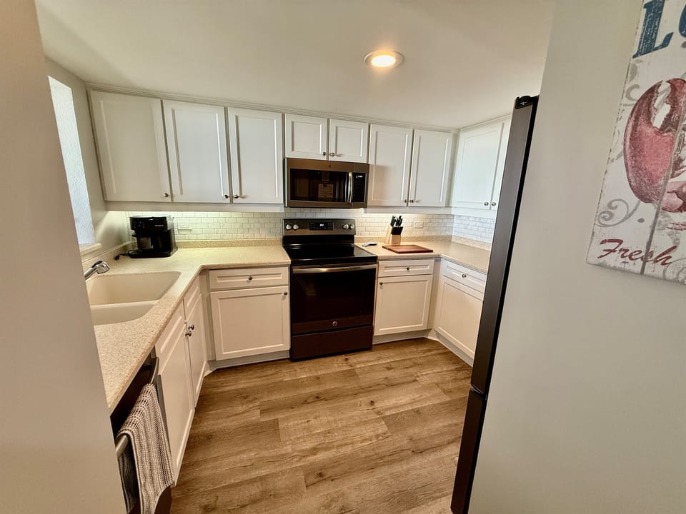 Spacious Kitchen w/Plenty of Countertop Space